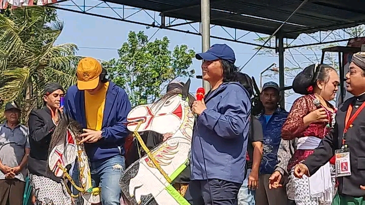 Ageng Kiwi Angkat Sintren Bangkitkan Seniman Tradisional Dari Keterpurukan Ekonomi (harianbekasi.com)